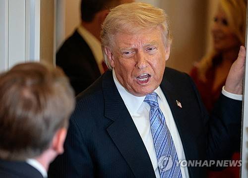 중국 방문 마치고 귀국길 기내에서 취재진과 대화하는 트럼프 [로이터=연합뉴스. 재판매 및 DB 금지]