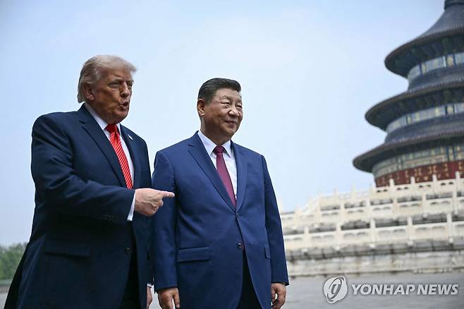 14일 중국 베이징 톈탄공원에서 함께 산책하는 도널드 트럼프 미국 대통령과 시진핑 중국 국가주석 [AFP=연합뉴스. 재판매 및 DB 금지]