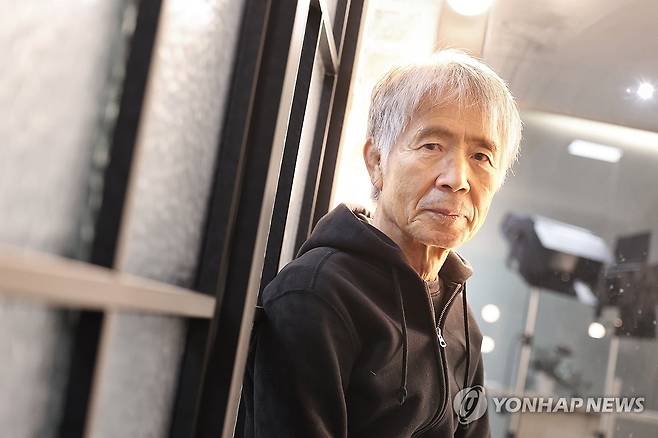 '낭만의 50년' 가수 최백호 인터뷰 (서울=연합뉴스) 진연수 기자 = 데뷔 50주년 기념 전국투어 콘서트를 앞둔 가수 최백호가 지난 26일 서울 종로구 수송동 연합뉴스 사옥에서 진행된 인터뷰에 앞서 포즈를 취하고 있다. 2025.12.27 jin90@yna.co.kr