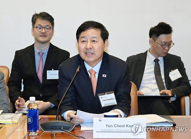 구윤철 부총리, 뉴욕 한국경제 투자설명회(IR) (서울=연합뉴스) 구윤철 부총리 겸 재정경제부 장관이 14일(현지시간) 미국 뉴욕 주UN 대한민국 대표부에서 열린 한국경제 투자설명회(IR)에서 중동상황 대응현황과 정부 경제정책방향 등을 설명하고 있다. 2026.4.15 [재정경제부 제공. 재판매 및 DB 금지] photo@yna.co.kr