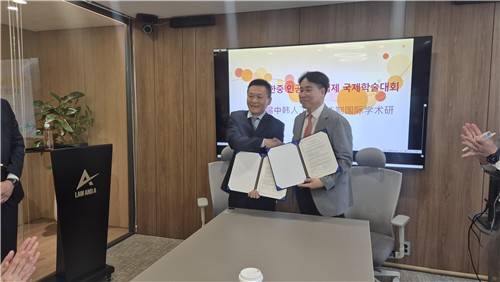 (왼쪽부터)예웨이핑심천대 혁신발전법치연구원장, 정영진 인하대 주임교수가 기념사진을 촬영하고 있다. [법무법인 로앤에이 제공. 재판매 및 DB 금지]