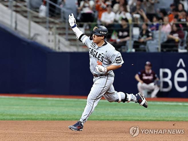 솔로 홈런 친 한화 강백호 (서울=연합뉴스) 김인철 기자 = 12일 서울 구로구 고척스카이돔에서 열린 2026 프로야구 KBO리그 한화 이글스와 키움 히어로즈의 경기. 6회초 한화 강백호가 중월 솔로 홈런을 치고 그라운드를 돌고 있다. 2026.5.12 yatoya@yna.co.kr