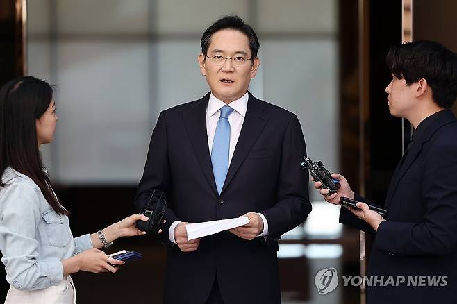 이재용 "내부 문제로 심려…국민께 머리 숙여 사죄" (서울=연합뉴스) 윤동진 기자 = 해외 출장을 마치고 귀국한 이재용 삼성전자 회장이 16일 서울 김포비즈니스항공센터(SGBAC)에서 입장문을 읽고 있다. 2026.5.16 mon@yna.co.kr