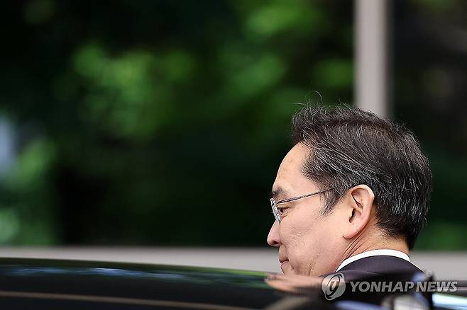차에 오르는 이재용 회장 (서울=연합뉴스) 윤동진 기자 = 16일 해외 출장을 마치고 서울 김포비즈니스항공센터를 통해 귀국한 이재용 삼성전자 회장이 차량에 오르고 있다. 2026.5.16 mon@yna.co.kr