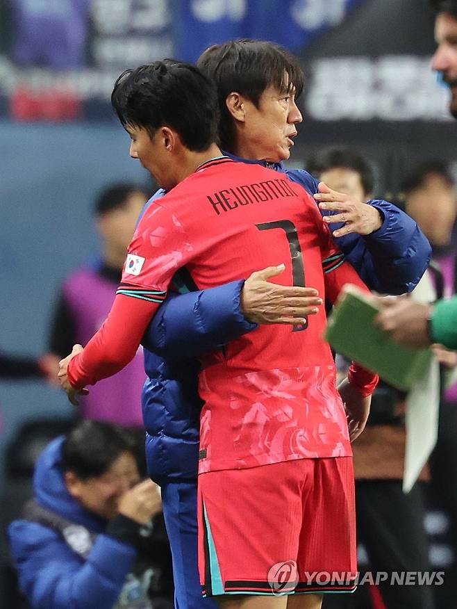 손흥민과 홍명보 감독 (대전=연합뉴스) 서명곤 기자 = 14일 대전월드컵경기장에서 열린 남자축구 국가대표 A매치 평가전 대한민국과 볼리비아의 경기. 손흥민이 후반 교체되며 홍명보 감독을 안고 있다. 2025.11.14 seephoto@yna.co.kr