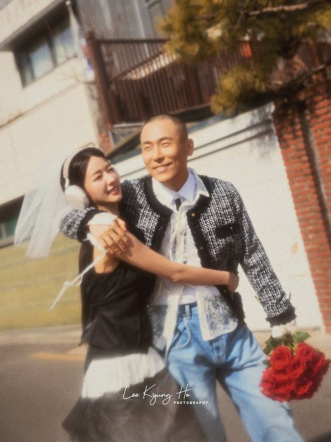 에이핑크 윤보미(좌)와 작곡가 라도(우) 부부 웨딩 화보 [이경호 작가 인스타그램. 재판매 및 DB 금지]