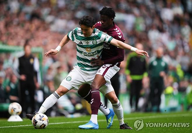 볼을 다투는 양현준 [Andrew Milligan/PA via AP=연합뉴스]