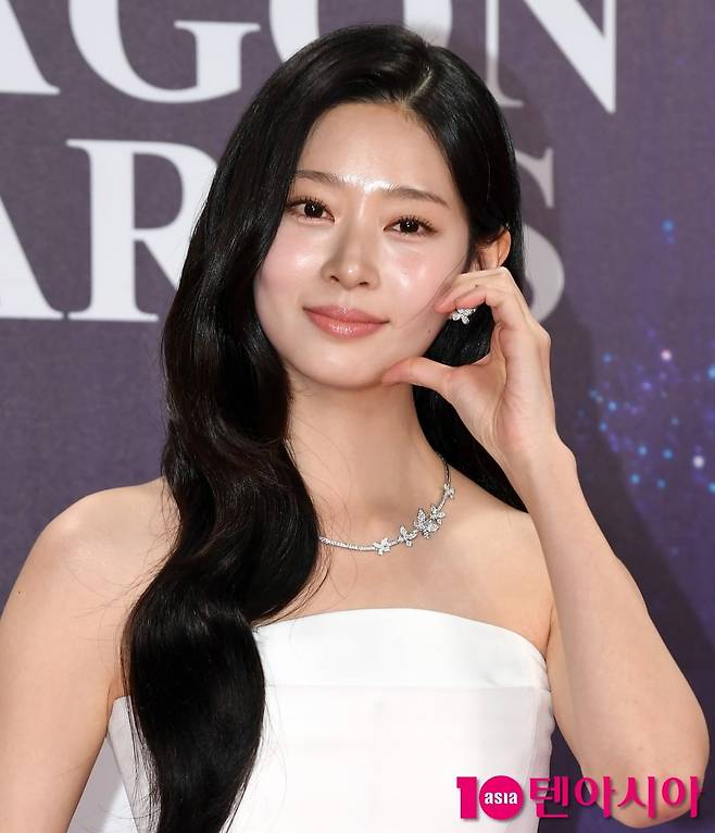 배우 김민주가 공식 행사에 참석해 하트 포즈를 취하고 있다./사진=텐아시아DB