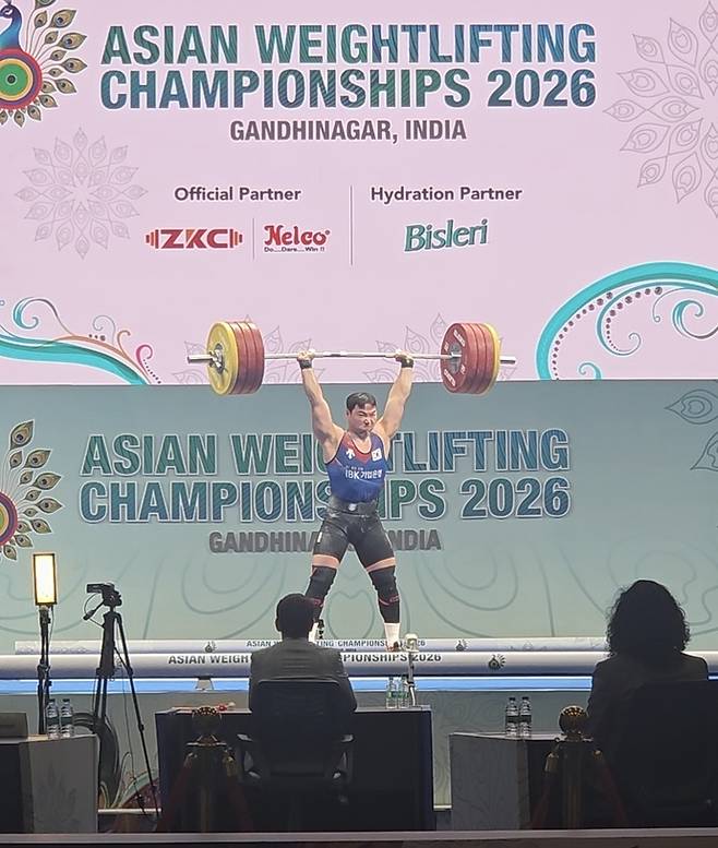 15일(현지시간) 인도 간디나가르에서 열린 2026 아시아역도선수권대회 남자부 88㎏급 경기에서 동메달 2개를 획득한 이성원(고양시청)이 경기를 하고 있다. 사진=대한역도연맹