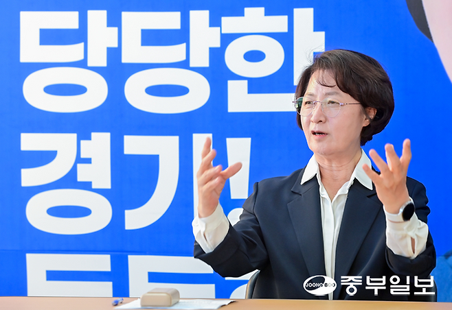 추미애 더불어민주당 경기도지사 후보가 17일 수원 마라톤빌딩에서 중부일보와 인터뷰를 하고 있다. 임채운기자