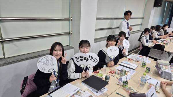 지난 14일 열린 부명고-시노노메고 국제교류 활동 행사에서 일본 시노노메고 학생들이 기념 부채를 들고 있다.