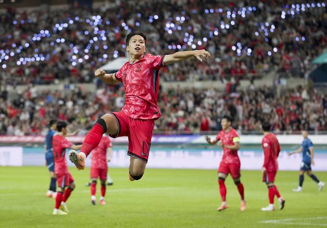 프로축구 광주FC 출신의 미드필더 엄지성이 '2026 북중미 월드컵' 최종 명단에 선정됐다. 사진은 지난해 10월 대한민국과 파라과이의 경기에 출전한 엄지성의 모습. /뉴시스