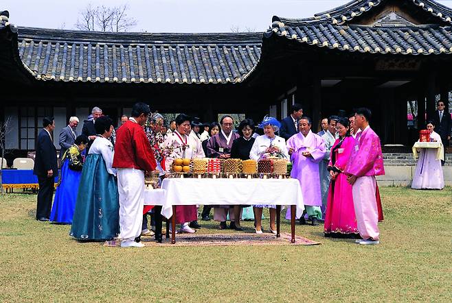 ▲ 엘리자베스 영국여왕 안동방문 당시 하회마을 생일상. 안동시 제공