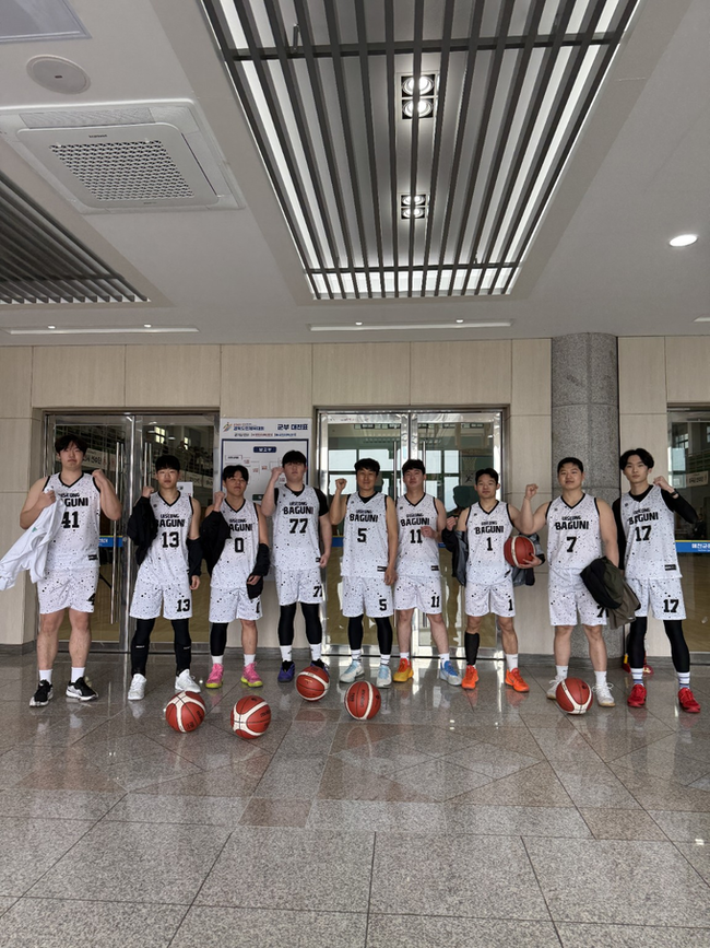 ▲ 의성군농구협회 강필중 전무이사(가운데)와 의성군 일반부 선수들이 지난달 예천 문화체육센터에서 열린 제64회 경북도민체육대회 농구 종목 경기를 앞두고 선전을 다짐하며 기념촬영을 하고 있다. 이날 의성군은 남자 일반부 3위 성적을 기록했다. 의성군농구협회 제공