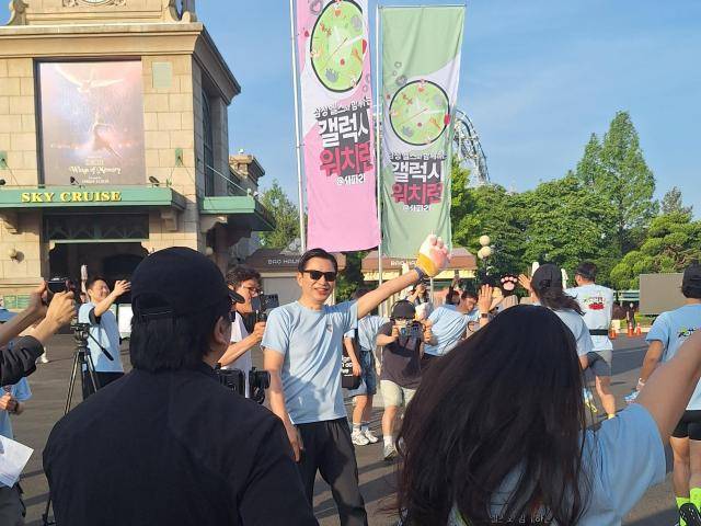 17일 용인 에버랜드에서 펼쳐진 '갤럭시 워치런 @사파리' 스타트 라인에서 임성택 삼성전자 한국총괄 부사장이 참가자들에게 하이파이브를 하고 있다. [사진=조성준 기자]