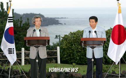 2004년 7월 21일 제주 신라호텔에서 열린 한일 정상공동기자회견에서 노무현대통령과 고이즈미 일본 총리가 기자들의 질문에 답변하고 있다. [사진=연합뉴스]