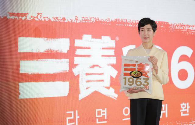 김정수 삼양식품 부회장이 2025년 11월 3일 서울 중구 보코 서울 명동 호텔에서 열린 '삼양식품 신제품 출시 발표회'에서 신제품 '삼양 1963' 라면을 소개하고 있다. 2025.11.03[사진=유대길 기자 dbeorlf123@ajunews.com]