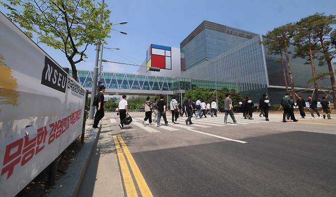 삼성전자 노사가 사후조정 최종일에도 성과급 지급을 둘러싼 이견을 끝내 좁히지 못해 협상이 결렬되면서 총파업이 현실화할 가능성이 커지는 가운데 13일 경기 평택시 삼성전자 평택캠퍼스에서 직원들이 발걸음을 옮기고 있다. 정부는 추가 조정이 가능하다는 입장이지만 노조가 파업 입장을 고수하고 있어 최후 수단인 긴급조정권 발동 가능성도 흘러나오는 분위기다. 신태현 기자 holjjak@
