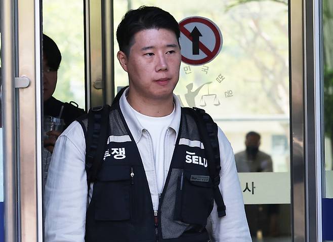 최승호 초기업노조 삼성전자지부 위원장이 13일 경기도 수원시 영통구 수원지방법원에서 열린 삼성전자가 노조를 상대로 제기한 위법 쟁의행위 금지 가처분 신청 심문을 마치고 나오고 있다.(연합뉴스)