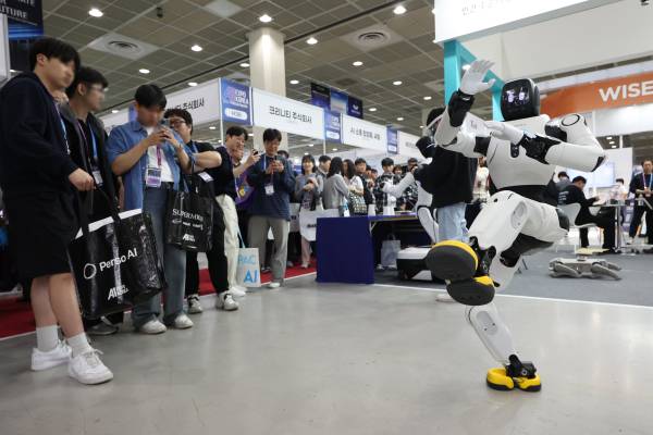 6일 서울 강남구 코엑스에서 열린 '국제인공지능대전'에서 참관객들이 로봇 시연을 살펴보고 있다. 2026.5.6./사진=연합뉴스