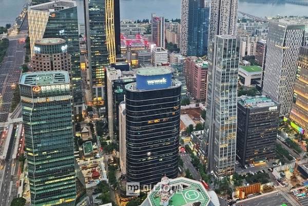 코스피가 8000선을 돌파한 직후 7400선까지 급락하는 변동성을 보이자 시장 자금 흐름도 빠르게 이동하고 있다./사진=미디어펜 김상문 기자