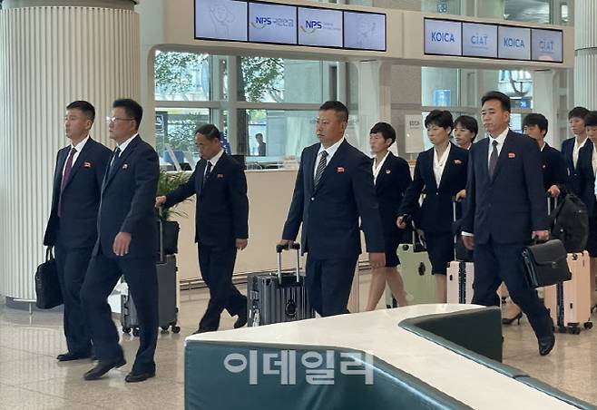 내고향여자축구단이 17일 인천국제공항을 통해 입국하고 있다. 내고향은 오는 20일 수원FC 위민과 AFC 여자 챔피언스리그 준결승 경기를 치른다.