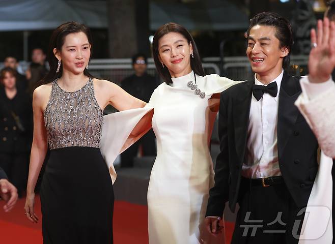 배우 신현빈, 전지현, 구교환이 16일(현지 시각) 프랑스 남부 소도시 칸 팔레 데 페스티발(Palais des Festivals) 뤼미에르 대극장에서 열린 제79회 칸 국제영화제 미드나잇 스크리닝 초청작 ‘군체’ 공식 시사회 레드카펫에 올라 포즈를 취하고 있다. 2026.5.16 ⓒ 뉴스1 이준성 특파원
