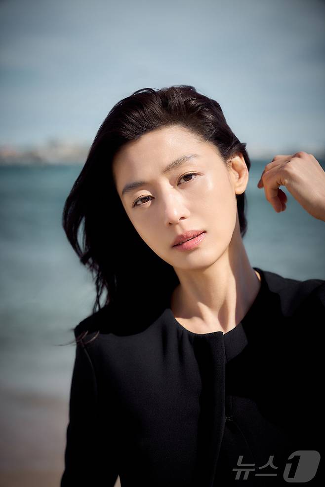 제79회 칸 국제영화제가 열리고 있는 16일(현지시간) 프랑스 남부 소도시 칸 팔레 데 페스티발(Palais des Festivals) 한국영화진흥위원회 부스 인근 크루아제트 해변에서 열린 영화 ‘군체’ 출연진 화보 촬영에서 배우 전지현이 포즈를 취하고 있다. (쇼박스 제공. 재판매 및 DB 금지) 2026.5.17 ⓒ 뉴스1 이준성 특파원