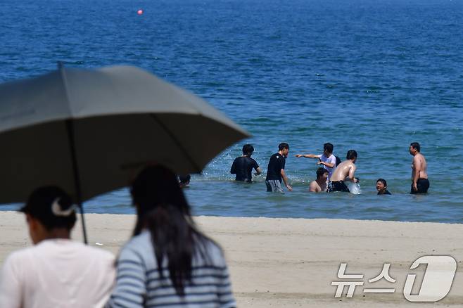 경북 포항시의 낮 최고기온이 27도까지 올라가며 초여름 날씨를 보인 17일 더위를 참지 못한 시민과 관광객들이 북구 영일대해수욕장에서 더위를 식히고 있다. 2026.5.17 ⓒ 뉴스1 최창호 기자