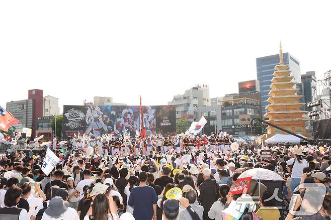 17일 광주 동구 5·18민주광장에서 '오월의 꽃, 오늘의 빛'을 주제로 한 5·18 전야제에 풍물패가 분위기를 고조시키면서 시민들이 모여들고 있다. 2026.5.17 ⓒ 뉴스1 박지현 기자