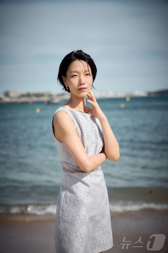 제79회 칸 국제영화제가 열리고 있는 16일(현지 시각) 프랑스 남부 소도시 칸 팔레 데 페스티발(Palais des Festivals) 한국영화진흥위원회 부스 인근 크루아제트 해변에서 열린 영화 ‘군체’ 출연진 화보 촬영에서 배우 김신록이 포즈를 취하고 있다. (쇼박스 제공. 재판매 및 DB 금지) 2026.5.17 ⓒ 뉴스1 이준성 특파원