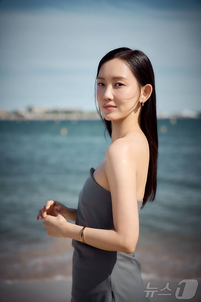 제79회 칸 국제영화제가 열리고 있는 16일(현지 시각) 프랑스 남부 소도시 칸 팔레 데 페스티발(Palais des Festivals) 한국영화진흥위원회 부스 인근 크루아제트 해변에서 열린 영화 ‘군체’ 출연진 화보 촬영에서 배우 신현빈이 포즈를 취하고 있다. (쇼박스 제공. 재판매 및 DB 금지) 2026.5.17 ⓒ 뉴스1 이준성 특파원