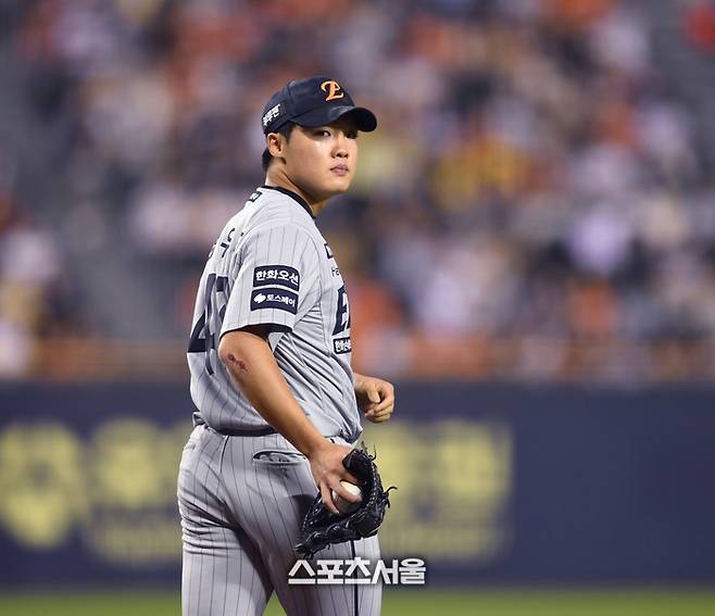한화 투수 정우주가 29일 서울 잠실구장에서 열린 2025 KBO리그 LG전 8회말 2사만루 상대 박동원 타석 때 폭투로 실점하자 아쉬워하고 있다. 잠실 | 최승섭 기자 thunder@sportsseoul.com