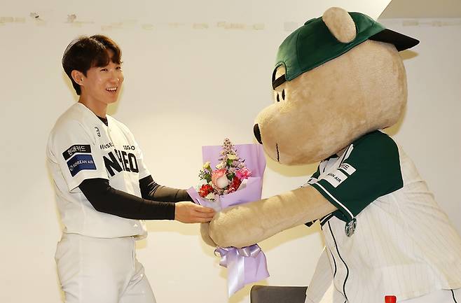 SSG 박성한이 17일 인천SSG랜더스필드에서 열리는 2026 KBO리그 LG전에 앞서 팬 사인회를 진행했다. 사진 | SSG 랜더스