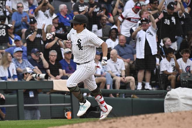 May 16, 2026; Chicago, Illinois, USA;  Chicago White Sox first baseman Munetaka Murakami (5) pumps his fist after hitting a home run during the third inning against the Chicago Cubs at Rate Field. Mandatory Credit: Matt Marton-Imagn Images







<저작권자(c) 연합뉴스, 무단 전재-재배포, AI 학습 및 활용 금지>