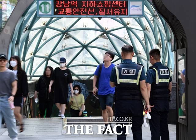 강남역 인근에서 순찰하고 있는 경찰./더팩트 DB
