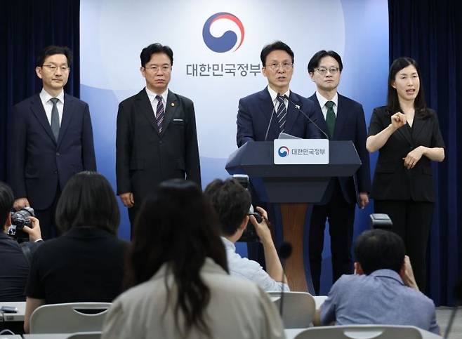 김민석 국무총리가 17일 서울 종로구 정부서울청사에서 삼성전자 파업 관련 대국민 담화를 하고 있다. 연합뉴스.