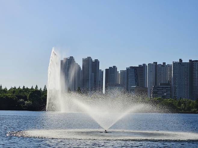 한낮 33도 ‘때이른 더위’…서울 31도[오늘날씨]=일요일인 오늘(17일) 날씨는 전국이 대체로 맑겠다. 아침 최저기온은 12~19℃, 낮 최고기온은 25~33℃가 되겠다. 당분간 기온은 평년(최저 10~15도, 최고 21~26도)보다 높을 전망이다. &nbsp;ⓒbnt뉴스: 오늘날씨, 내일날씨, 주간날씨 예보&nbsp;