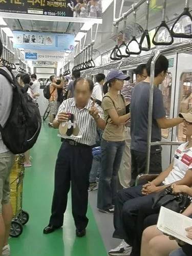 과거 IMF 이후 폭증, 서울과 부산 등의 지하철에서 자주 보이던 무허가 이동 상인이 최근 불황 속에 다시 눈에 띄게 늘고 있다. /SNS