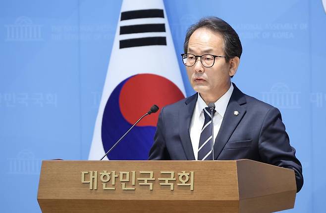 강준현 더불어민주당 선거대책위원회 공보단장이 17일 오전 서울 여의도 국회 소통관에서 열린 ‘정청래 대표 암살단 모집 등 테러모의 제보 및 경찰 수사의뢰’ 관련 긴급 기자회견에서 발언을 하고 있다. 2026.05.17 서울=뉴시스