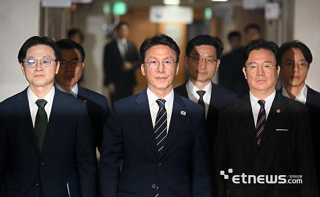 김민석 국무총리가 17일 서울 종로구 정부서울청사에서 삼성전자 파업 관련 대국민 담화를 발표하기 위해 브리핑룸으로 향하고 있다. 앞줄 왼쪽부터 김정관 산업통상부 장관, 김 총리, 김영훈 고용노동부 장관. 이동근기자 foto@etnews.com