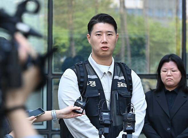 최승호 초기업노조 삼성전자지부 위원장이 지난 13일 경기 수원시 영통구 수원지방법원에서 열린 삼성전자 노조 위법 쟁의행위 금지 가처분 신청 2차 심문을 마친 뒤 취재진 질문에 답하고 있다. 뉴시스