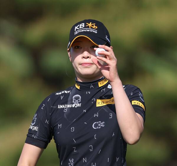 2026년 한국여자프로골프(KLPGA) 투어 제18회 두산 매치플레이 결승에 진출한 방신실 프로가 4강전에서 경기하는 모습이다. 사진제공=KLPGA (사진을 무단으로 사용하지 마십시오.)