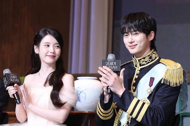 MBC 금토드라마 '21세기 대군부인'이 역사 왜곡 논란에 휩싸이면서 출간 예정인 대본집의 일부 내용을 수정한다. 뉴시스