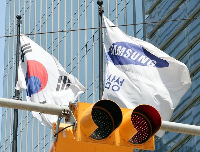 삼성전자 노사의 중앙노동위원회 사후조정 회의가 하루 앞으로 다가온 17일 서울 서초구 삼성전자 사옥 앞에 태극기와 삼성 깃발이 펄럭이는 가운데 신호등에는 빨간불이 들어와 있다. 뉴스1