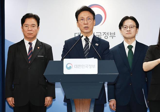 김민석(가운데) 국무총리가 17일 서울 종로구 정부서울청사에서 김영훈(왼쪽) 고용노동부 장관, 김정관 산업통상부 장관과 함께 삼성전자 파업 관련 대국민 담화를 하고 있다. 뉴스1