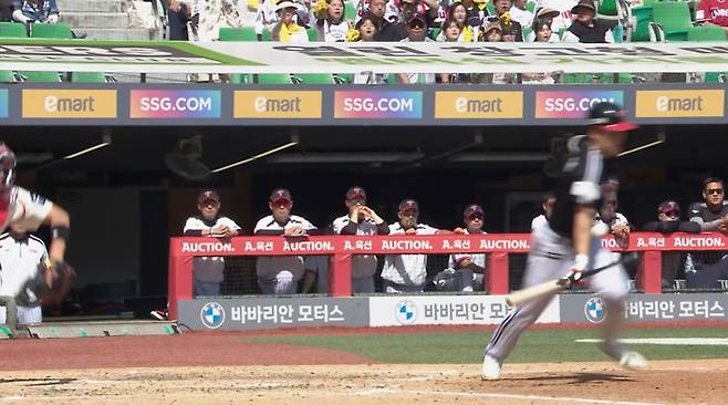 17일 인천 SSG-LG전 5회 초 나온 구본혁의 번트 장면. 중계 화면으로는 타구가 몸에 맞아 약간의 굴절이 발생하는 걸 볼 수 있다. 하지만 KBO가 추가 공개한 장면에선 몸에 맞지 않는 것으로 확인됐다. MBC, 티빙 캡처