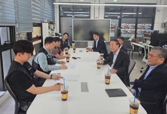 전영현 삼성전자 DS부문장 부회장(오른쪽 두 번째) 등 DS 부문 사장단이 지난 15일 삼성전자 평택캠퍼스 내 초기업노조 삼성전자 지부 사무실을 찾아 최승호 위원장(왼쪽 두 번째) 등 노조 관계자들과 면담하고 있다. [사진=삼성그룹 초기업노조 삼성전자 지부]