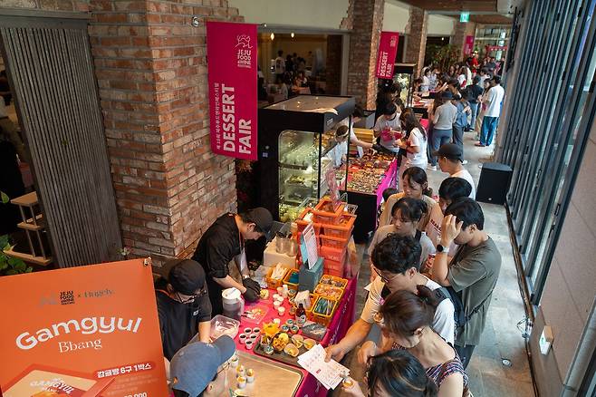 지난해 열린 제주푸드앤와인페스티벌 디저트페어 참가자들이 음식을 맛보고 있다. 사진 제주도