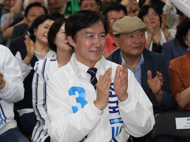 경기 평택을 국회의원 재선거에 출마한 조국혁신당 조국 후보가 16일 경기도 평택시 안중읍에서 열린 선거사무소 개소식에서 손뼉을 치고 있다. 연합뉴스